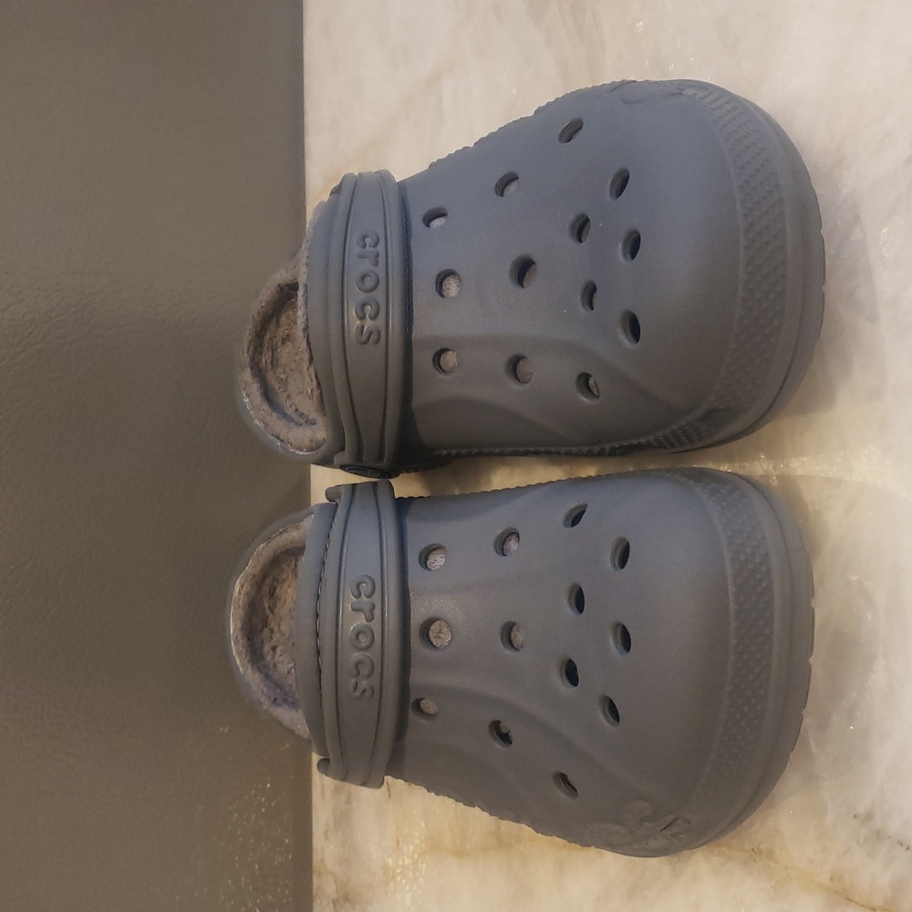 Gray lined Crocs - Picture 2 of 9